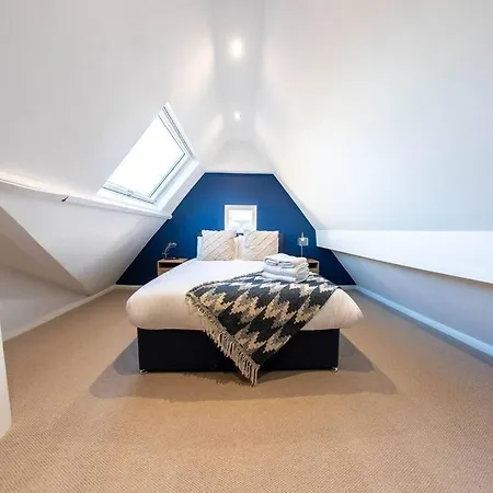 Skyward Penthouse #10 With Seaview At Bowles By Yoko شقة